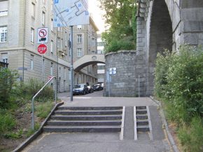 Basel, Treppe und Rampe zum Birsig 02, Sicht
                      von unten