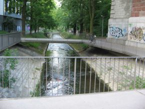 Basel, der Bach Birsig mit Fussg�ngerbr�cken
                      unter der Viaduktstrasse