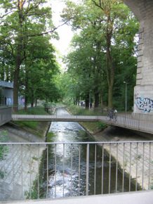Basel, der Bach Birsig mit Fussg�ngerbr�cken
                      unter der Viaduktstrasse mit Viaduktbogen