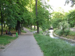 Sitzgruppe am "Nachtigallenw�ldeli" am
              Birsig, und im Hintergrund ist bereits das Gatter vor dem
              unterirdischen Teil des Birsig zu sehen