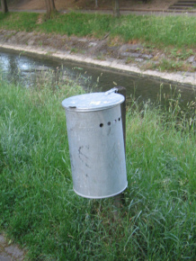 Abfallk�bel mit Deckel am Birsig,
                      Nahaufnahme