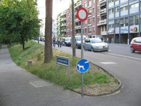 Das Wegschild "Nachtigallenw�ldeli"
                      mit dem Verkehrszeichen "Leinenzwang f�r
                      Hunde"