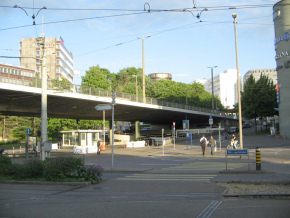 Heuwaageviadukt (03), s�dlicher
                                Teil mit der Spitze des BIZ-Turms im
                                Hintergrund