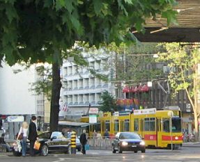 Durch den Heuwaageviadukt ist ein gelbes Tram
                      der BLT sichtbar, Tramlinie 10