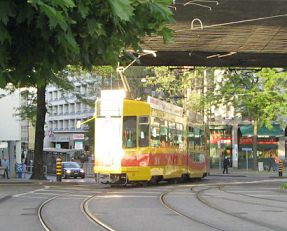 Da kommt das BLT-Tram der Tramlinie 10. Die
                      Sonne blendet so ung�nstig, dass man die Nummer
                      nicht sieht