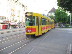 Das
                      BLT-Tram Nr. 10 fhrt in Richtung Rodersdorf