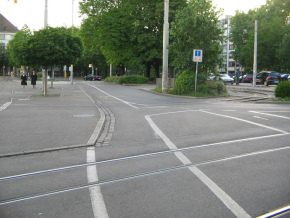 Heuwaage: Velo�bergang am Auberg,
                      Einbahnstrasse mit Velogegenverkehr an der
                      Birsigstrasse