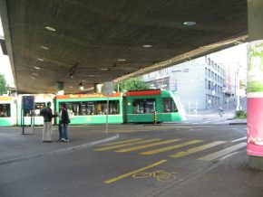 Heuwaage, Combinotram Nr. 6 f�hrt unter dem
                      Heuwaageviadukt durch