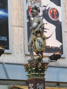 Basel, Steinenvorstadt, Webern-Brunnen,
                      Bannertr�ger mit Schild und Fahne