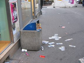 Basel, Steinenvorstadt, �bervoller
                      Abfallk�bel