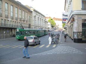 Basel, Steinenberg, der Musiksaal
                      "Casino", mit einem Tram der Tramlinie
                      Nr. 14
