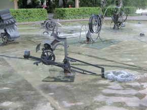 Basel, Tinguelybrunnen, Figur
                      "Sieb"?