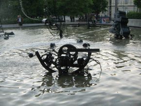 Basel, Tinguelybrunnen, Figur
                      "Wiege"?