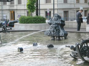 Basel, Tinguelybrunnen, Figur
                      "Theaterkopf", wohl ein K�nig,
                      hochschauend