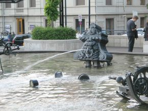 Basel, Tinguelybrunnen, Figur
                      "Theaterkopf", wohl ein Knig,
                      hochschauend