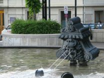 Basel, Tinguelybrunnen, Figur
              "Theaterkopf", wohl ein Knig, niederschauend
