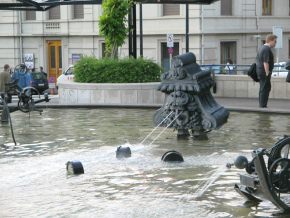 Basel, Tinguelybrunnen, Figur
                      "Theaterkopf", wohl ein K�nig,
                      niederschauend