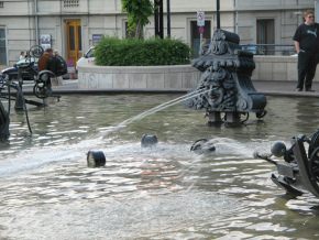 Basel, Tinguelybrunnen, Figur
                      "Theaterkopf", wohl ein K�nig,
                      geradeausschauend
