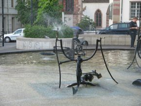Basel, Tinguelybrunnen, Figur
                      "Rasensprenger"?