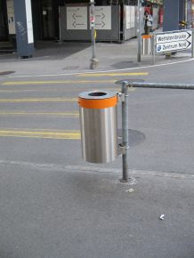 Basel, Freie Strasse, Abfallkbel mit
                      Ringmarkierung fr Sehbehinderte