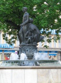 Zschokkebrunnen, die Figur der "drei
                      Lebensalter"