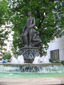 Basel, Zschokkebrunnen, zentrale Figur
                        "Die drei Lebensalter". Zweites
                        Lebensalter: Junger Mann im aufrechten Gang