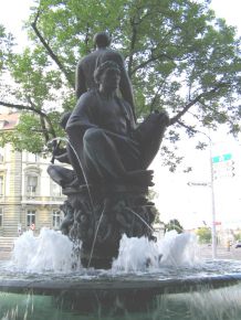 Basel, Zschokkebrunnen, zentrale
                                Figur "Die drei Lebensalter".
                                Drittes Lebensalter: �lterer Mann,
                                sitzend,mit Lorbeer auf dem Kopf