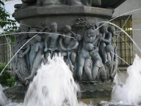 Basel, Zschokkebrunnen,
                                Wasserspeifiguren 02