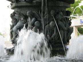 Basel, Zschokkebrunnen,
                                Wasserspeifiguren 05