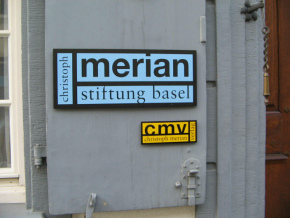 Basel, der Eingang zur
                        Sankt-Alban-Vorstadt, das Haus der
                        Christoph-Merian-Stiftung, T�rschild