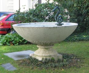 Basel, Gesundheitsdepartement, Brunnen im
                        Innenhof mit einer Schlangengestalt
                        ("Schlangenbrunnen").