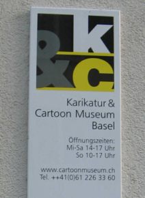 Basel, Sankt-Alban-Vorstadt 28,
                        Karikaturmuseum, Schild am Eingang mit Signet
                        und mit den ffnungszeiten