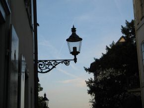 Basel, M�hlenberg, alte Fassadenlaterne
                        (Gaslaterne)