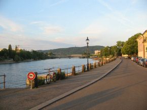 Basel, Sankt-Alban-Rheinweg, Sicht auf die
                        Schwarzwaldbr�cke in der Abendsonne