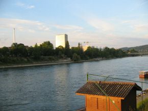 Basel, Sankt-Alban-Rheinweg, Sicht auf die
                        Giftfirma "La Roche"