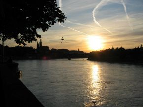 Basel, Sankt-Alban-Rheinweg,
                        Sonnenuntergang mit Sicht auf die
                        Wettsteinbr�cke und das M�nster 02