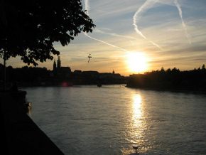 Basel, Sankt-Alban-Rheinweg,
                        Sonnenuntergang mit Sicht auf die
                        Wettsteinbrcke und das Mnster 02