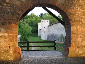 Basel, Sankt-Alban-Rheinweg,
                                  Sicht auf den Graben vom Zwischentor
                                  aus