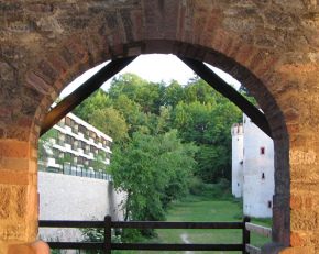 Basel, Sankt-Alban-Rheinweg,
                                  Sicht auf den Graben und Wohnblocks
                                  vom Zwischentor aus