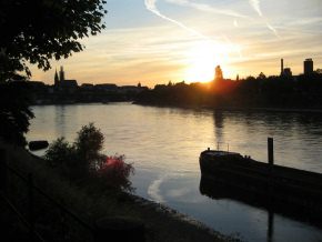 Basel, Sankt-Alban-Rheinweg,
                        Sonnenuntergang mit Sicht auf die
                        Wettsteinbrcke und das Mnster 03