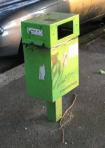 Basel, Sankt-Alban-Rheinweg, Hundekotkasten
                        "Robidog" mit Plastiksackausgabe