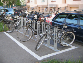 Basel, Sankt-Alban-Rheinweg, Velost�nder
                        mit Velob�geln