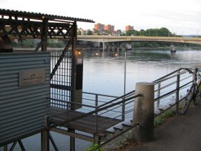 Basel, Sankt-Alban-Rheinweg, der Eingang
                        zum Rheinbad "Breiti" mit dem
                        Restaurant "Veronica"