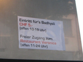 Basel, Sankt-Alban-Rheinweg, Anschlag der
                        �ffnungszeiten des Rheinbads "Rhybadhysli
                        Breiti" und des Restaurants
                        "Veronica"