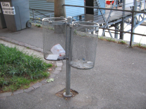 Basel, Sankt-Alban-Rheinweg, Abfallk�bel
                        nach altem Muster