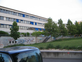 Basel, Sankt-Alban-Rheinweg, das
                      IV-Ausbildungszentrum an der Autobahnbr�cke, eine
                      "herrliche" Lage (02)