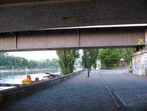 Basel, Sankt-Alban-Rheinweg unter der
                      Schwarzwaldbrcke, Sicht auf die Schleuse
                      Birsfelden