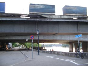 Basel, Sankt-Alban-Rheinweg,
                                  Strassenschild und Sicht zur�ck unter
                                  der Schwarzwaldbr�cke hindurch auf die
                                  Strasse