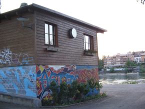 Basel, Birsk�pfli, Clubhaus, Fassade mit
                        scheusslichen Graffitis, Nahaufnahme