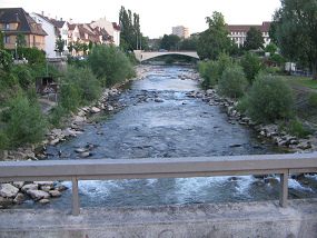 Basel, Birsk�pfli, Sicht vom Birskopfsteg
                        aus die Birs aufw�rts mit Br�ckengel�nder